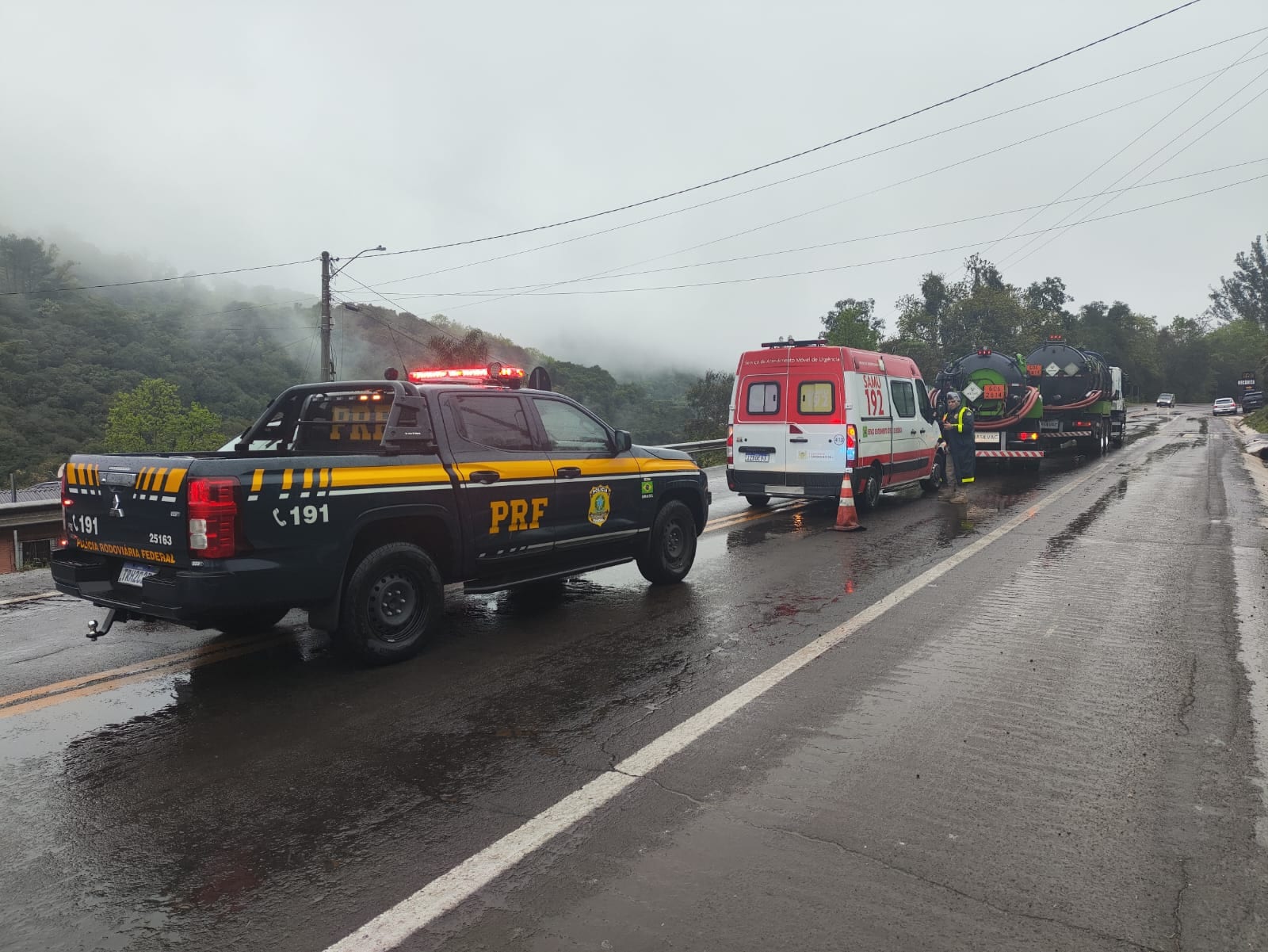 Colisão entre caminhões-tanque e BMW deixa uma pessoa ferida na BR-116, em Caxias do Sul