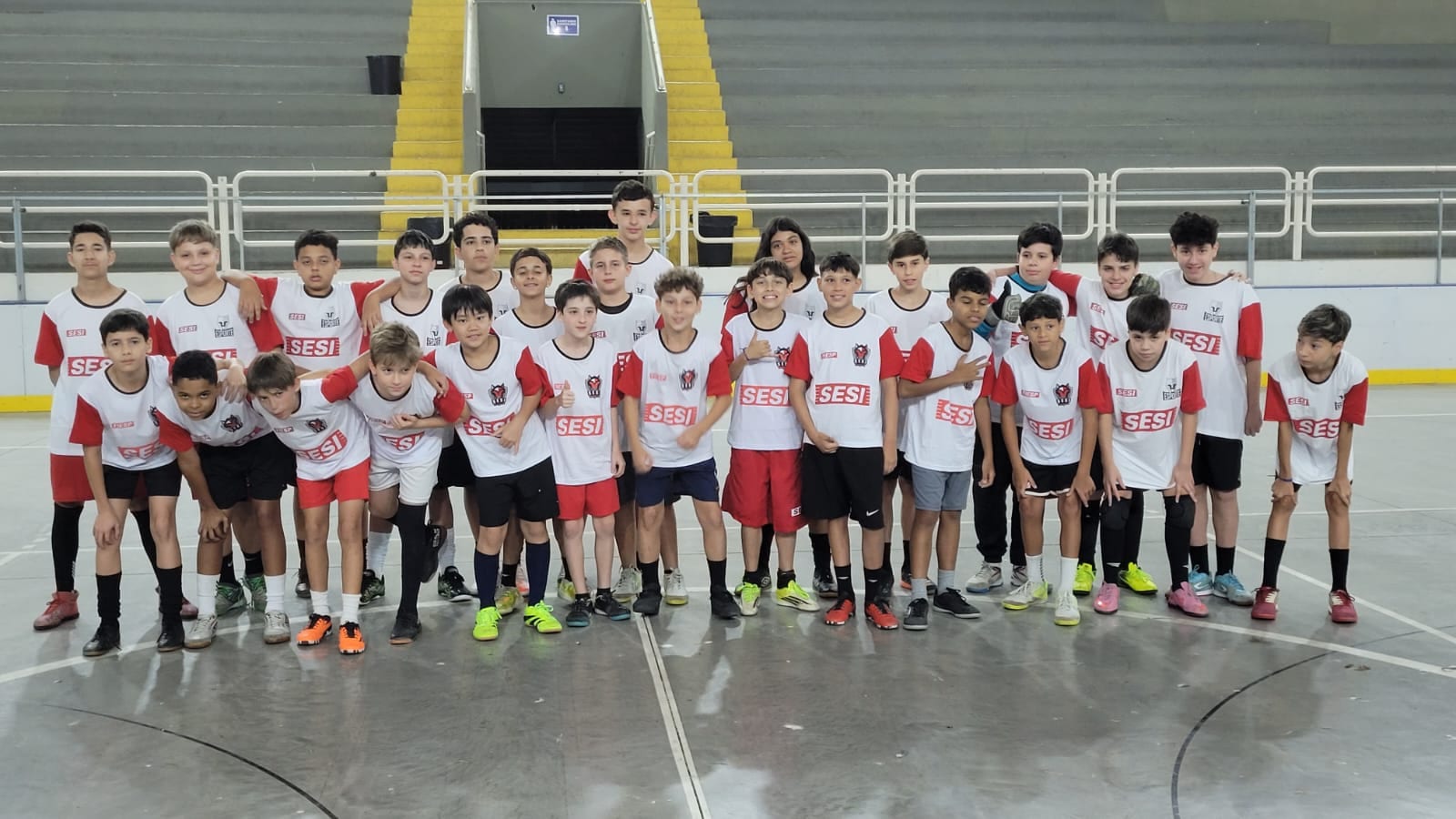 Prefeitura recebe kits de uniformes do Sesi Esporte