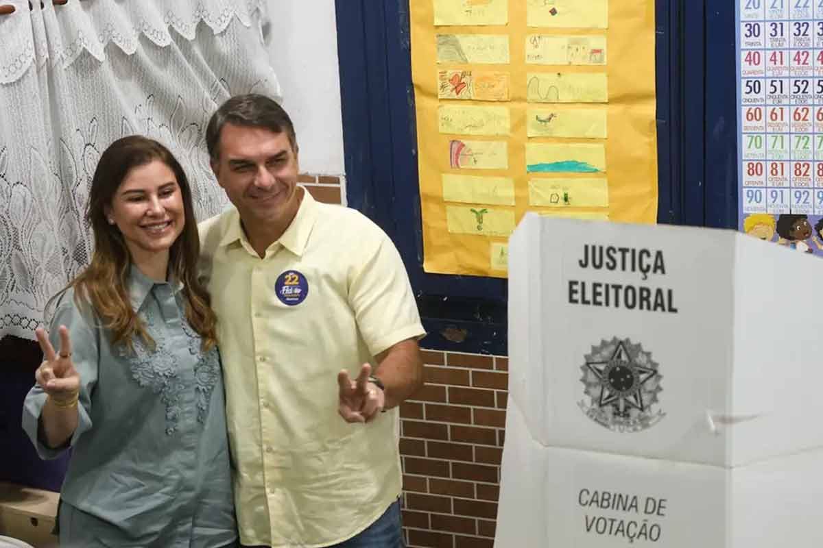 Governo da Argentina informa que Flávio Bolsonaro embarcou para Guayaquil na noite de terça