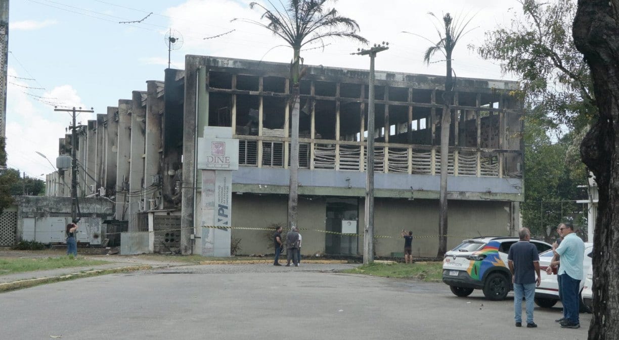 Autoridades e entidades manifestam apoio à UFPE após incêndio que atingiu prédio de pesquisas