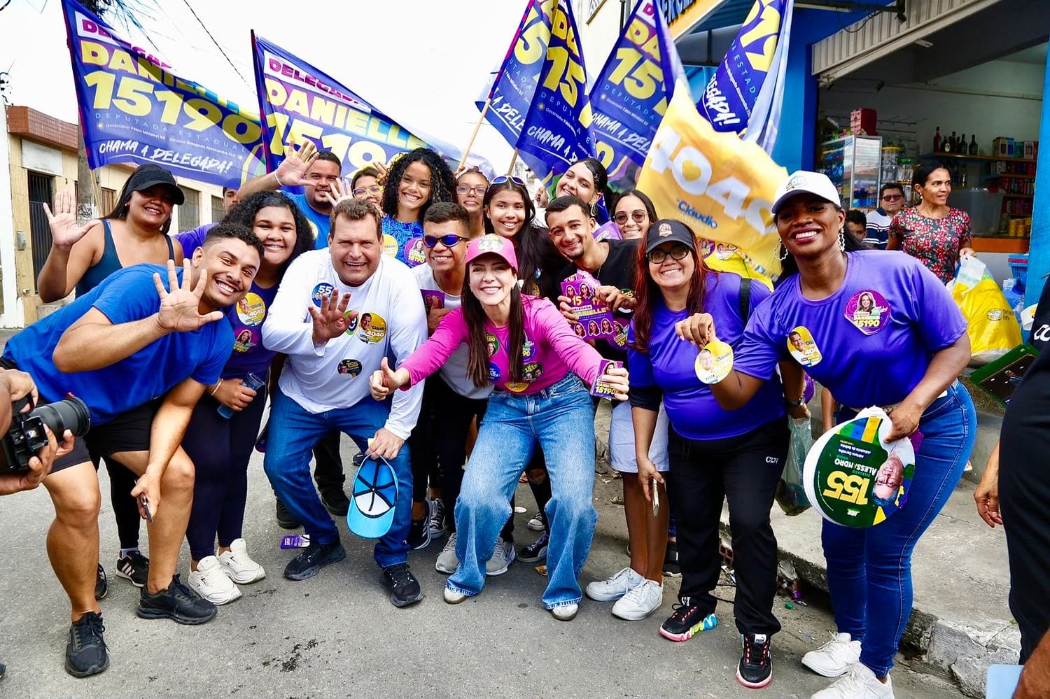 Delegada Danielle recebe apoio em carreata no Conjunto João Alves
