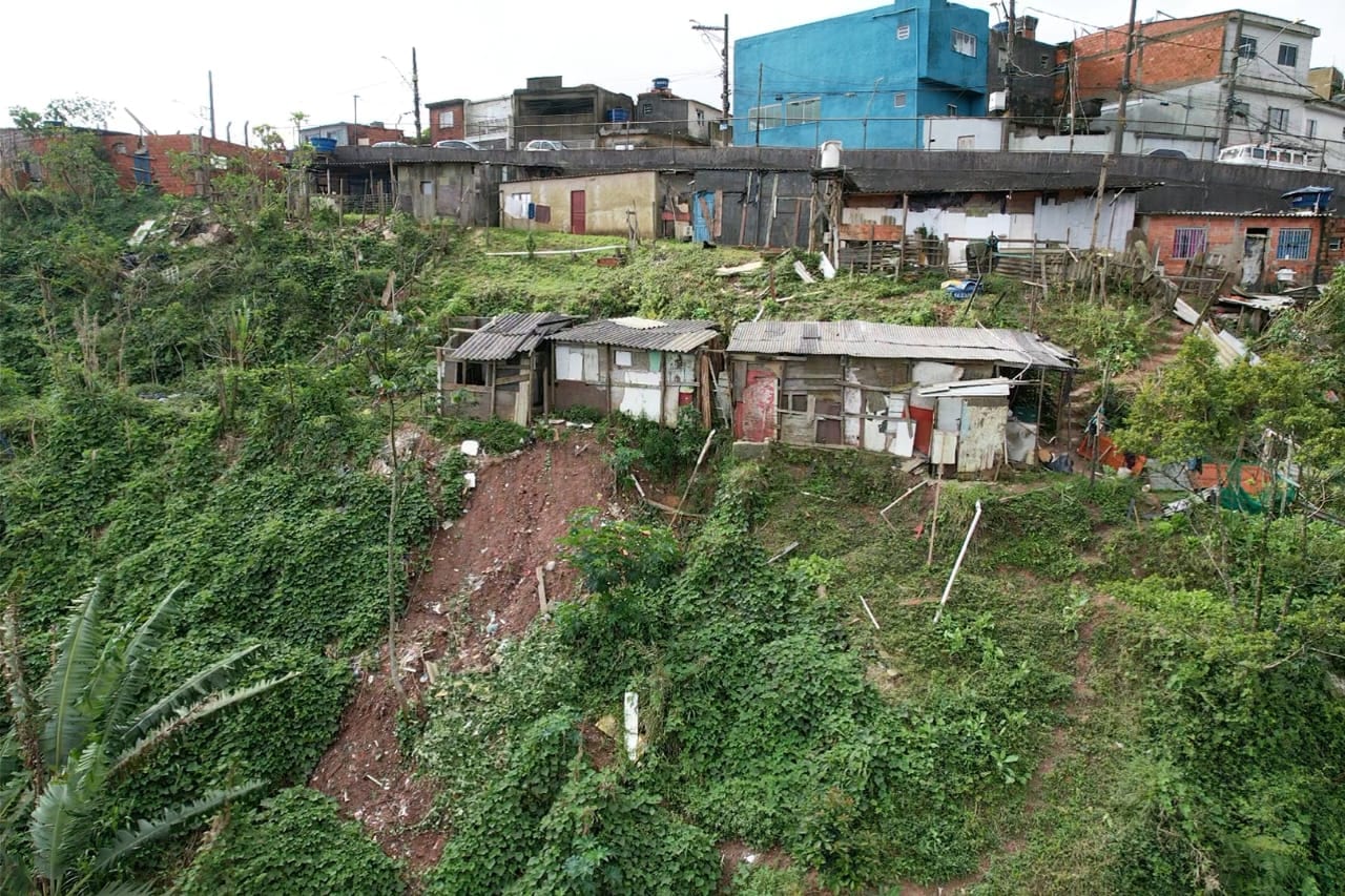 Defesa Civil interdita 25 casas em encosta no Jardim Santo André