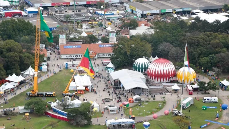 Unidade móvel do Tudo Fácil oferece emissão da CIN e outros serviços na Expointer