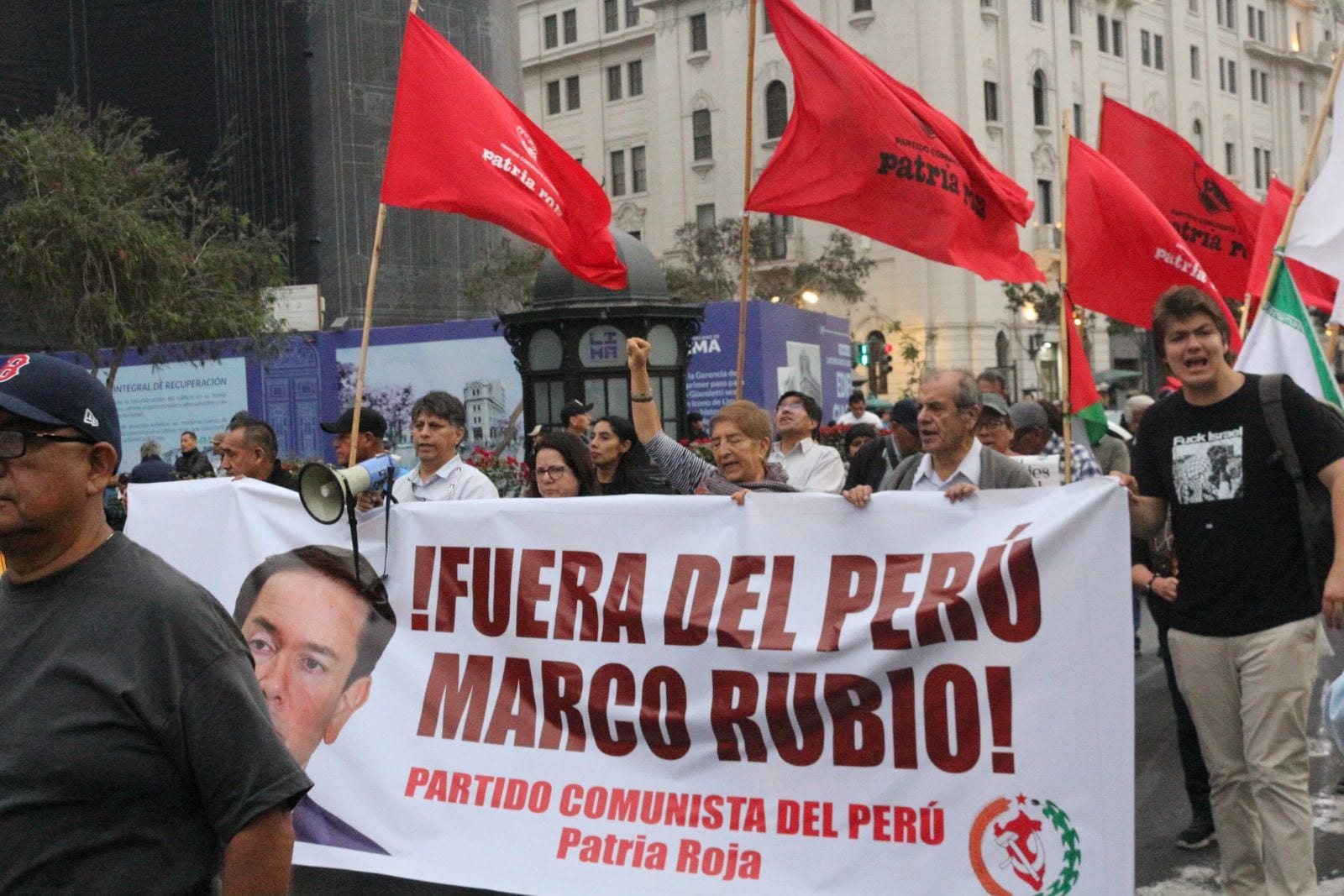 Manifestantes em Lima gritam “Fora Ianques” contra visita de Marco Rubio