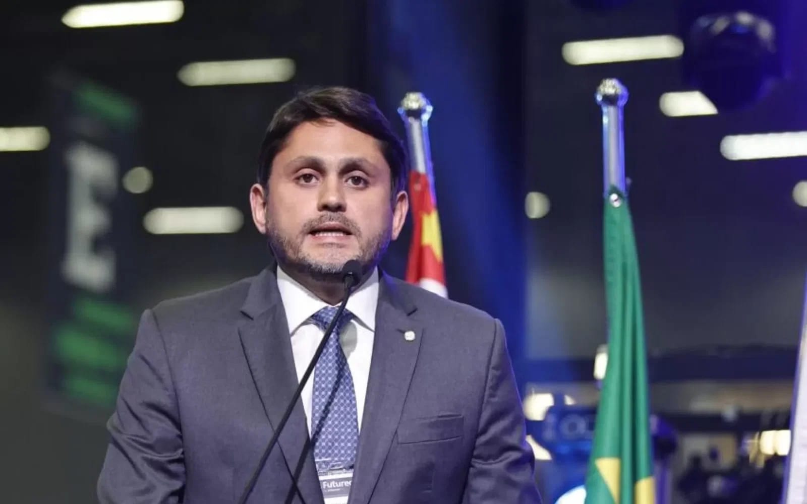 PL dos postes: relator propõe teto, desconto em área rural e posteiro facultativo