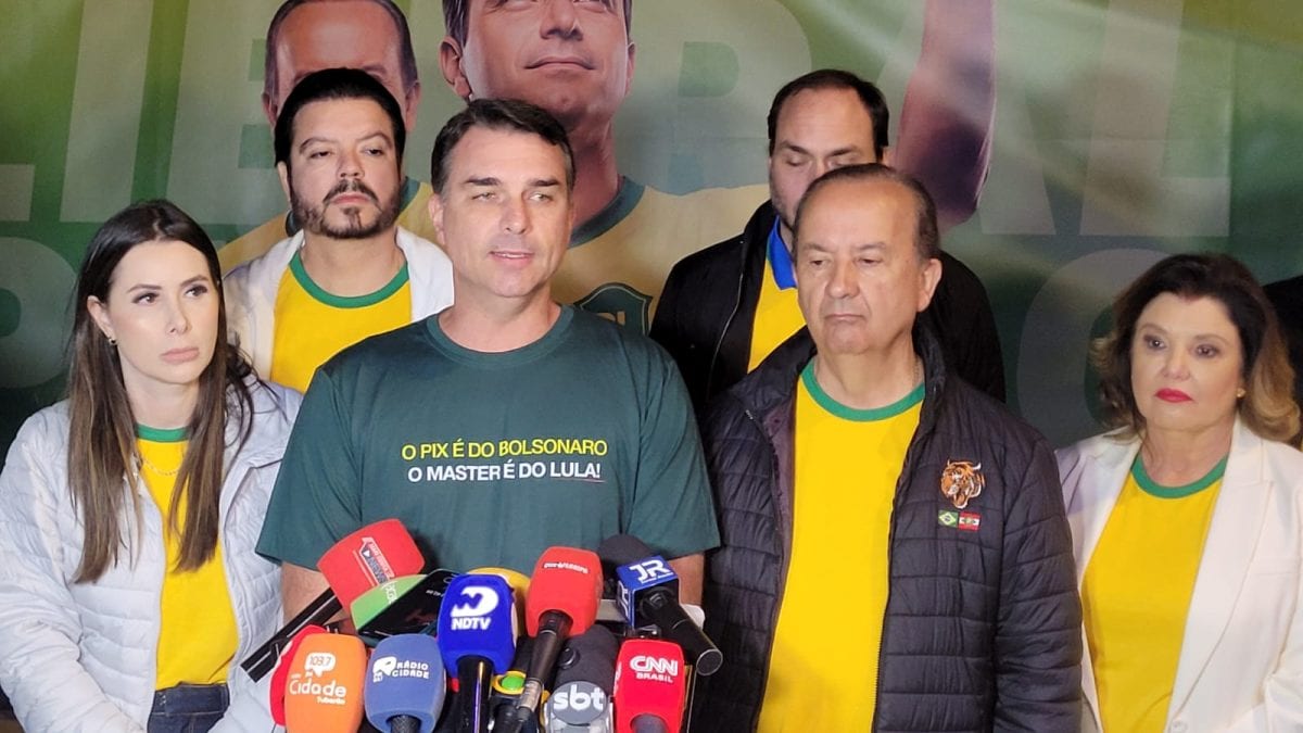 Análise das urnas mostra como Flávio Bolsonaro venceu em Florianópolis e onde Lula buscou 29 mil novos votos