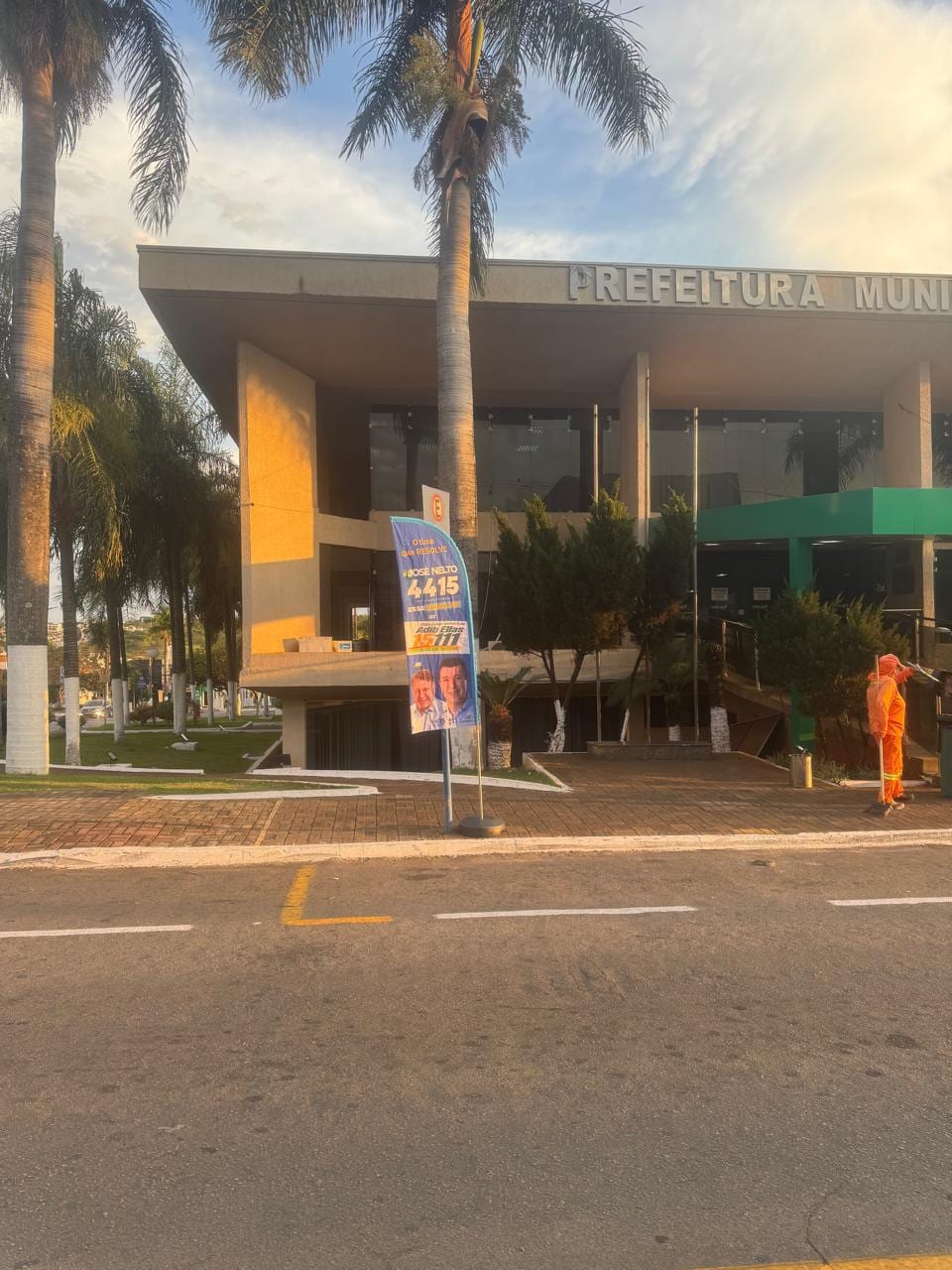 Banners de Adib Elias ficam praticamente na rampa da Prefeitura de Catalão