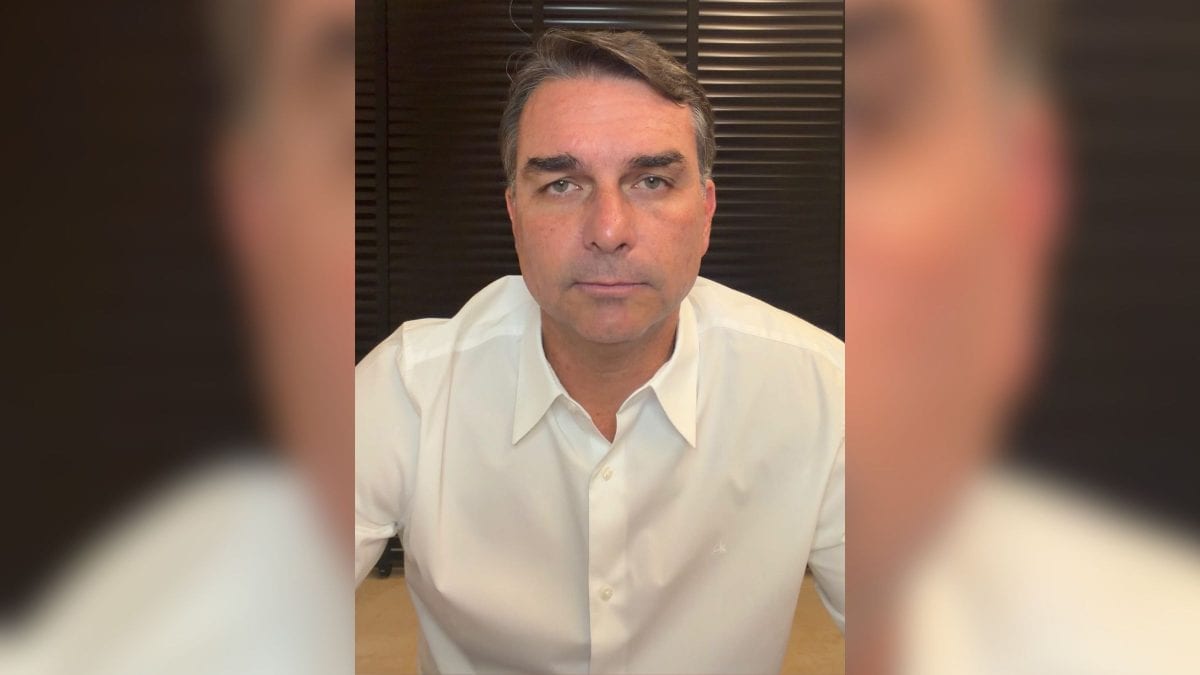 Flávio Bolsonaro faltou ao debate da Band/Estadão em São Paulo