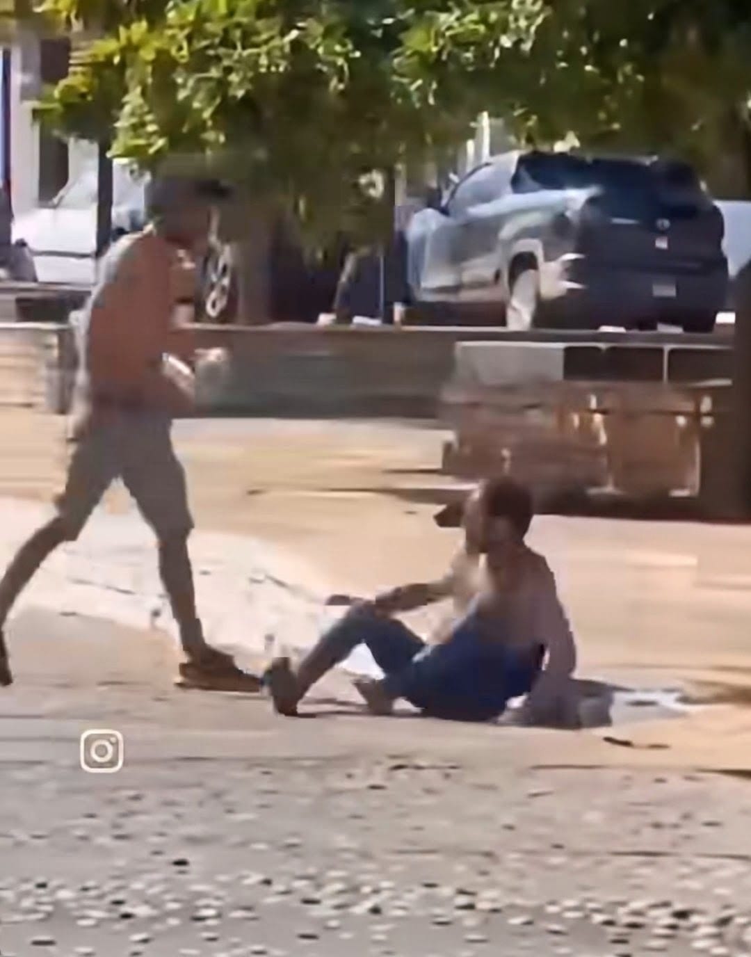 🚨 URGENTE | BRIGA ENTRE PESSOAS EM SITUAÇÃO DE RUA É REGISTRADA EM VÍDEO E VIRALIZA NAS REDES SOCIAIS EM PIRENÓPOLIS