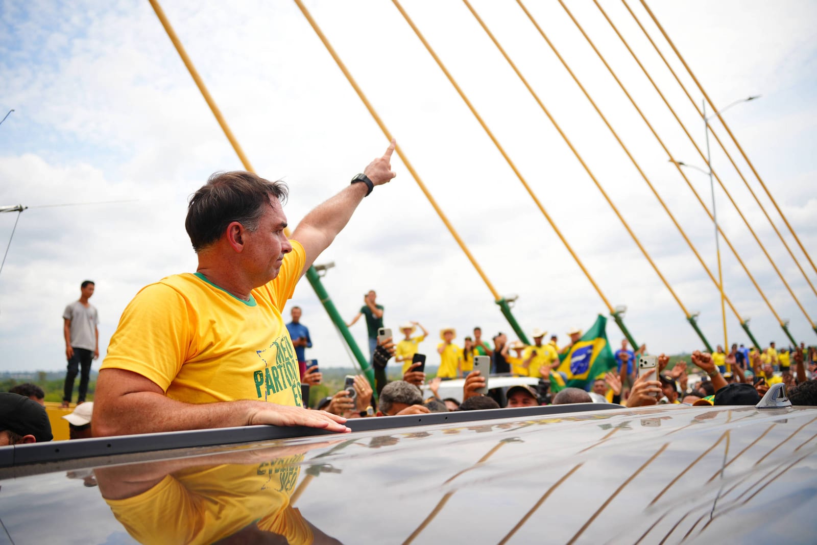 Flávio Bolsonaro diz que produtor 'vai fazer o que quiser' e quer rever regras ambientais