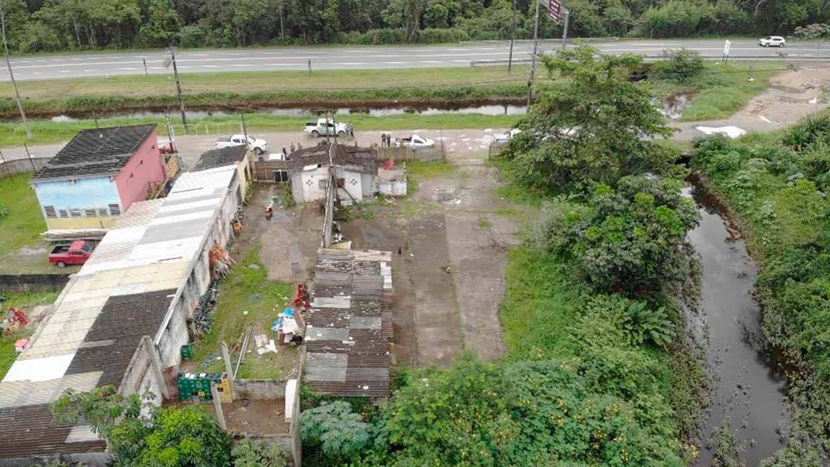 Fiscalização flagra despejo irregular no Rio Tabatinga e aponta multas de até R$ 5,9 mil em Caraguatatuba