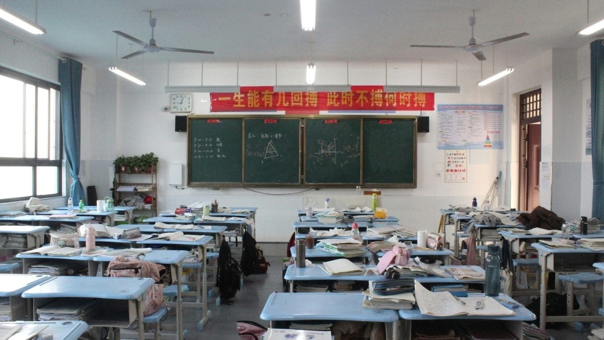 China debate reduzir peso do inglês nas escolas