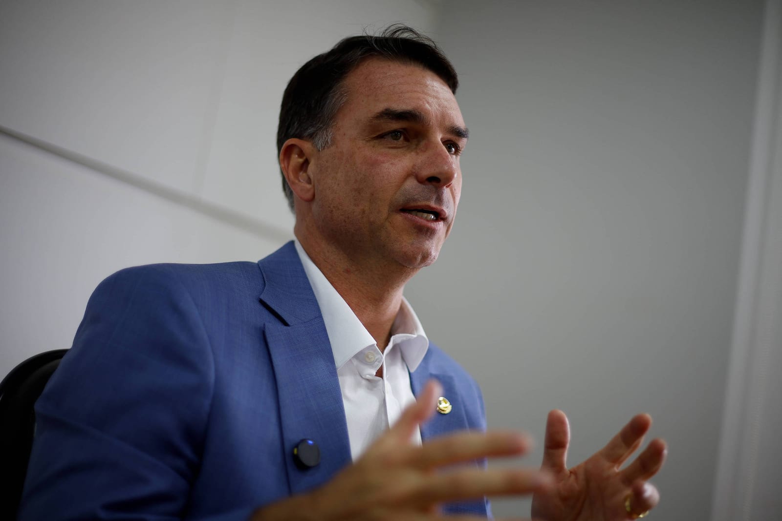 Flávio Bolsonaro defende carteira de motorista para jovens a partir dos 16 anos