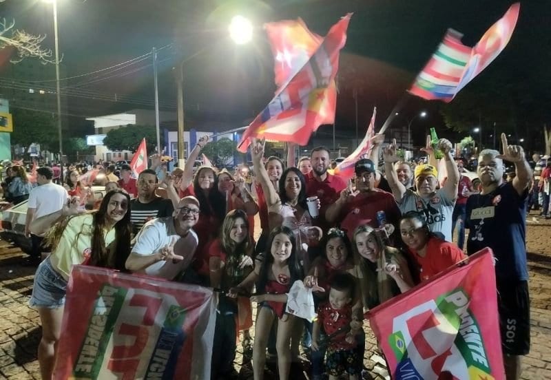 Eleitores vão às ruas de Palmital para comemorar a reeleição do presidente Lula