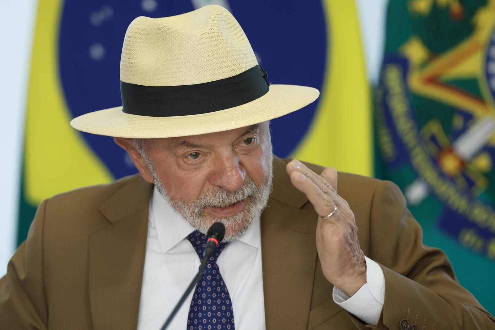 Lula apresenta plano que diz manter política econômica e não cita cortes