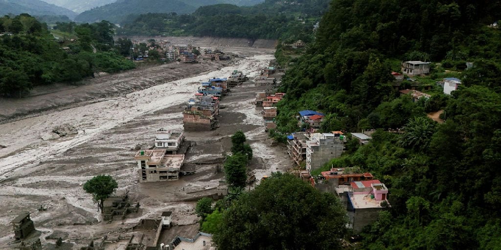 Nepal monitora lagos em risco de enchentes após desastre no Himalaia