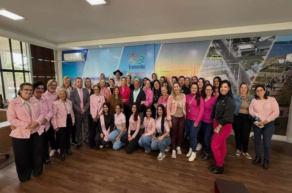 Outubro Rosa é oficialmente iniciado em Tramandaí com ato no gabinete do prefeito