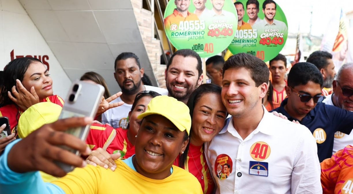 João Campos reforça propostas de habitação no último porta a porta, em 2 de agosto