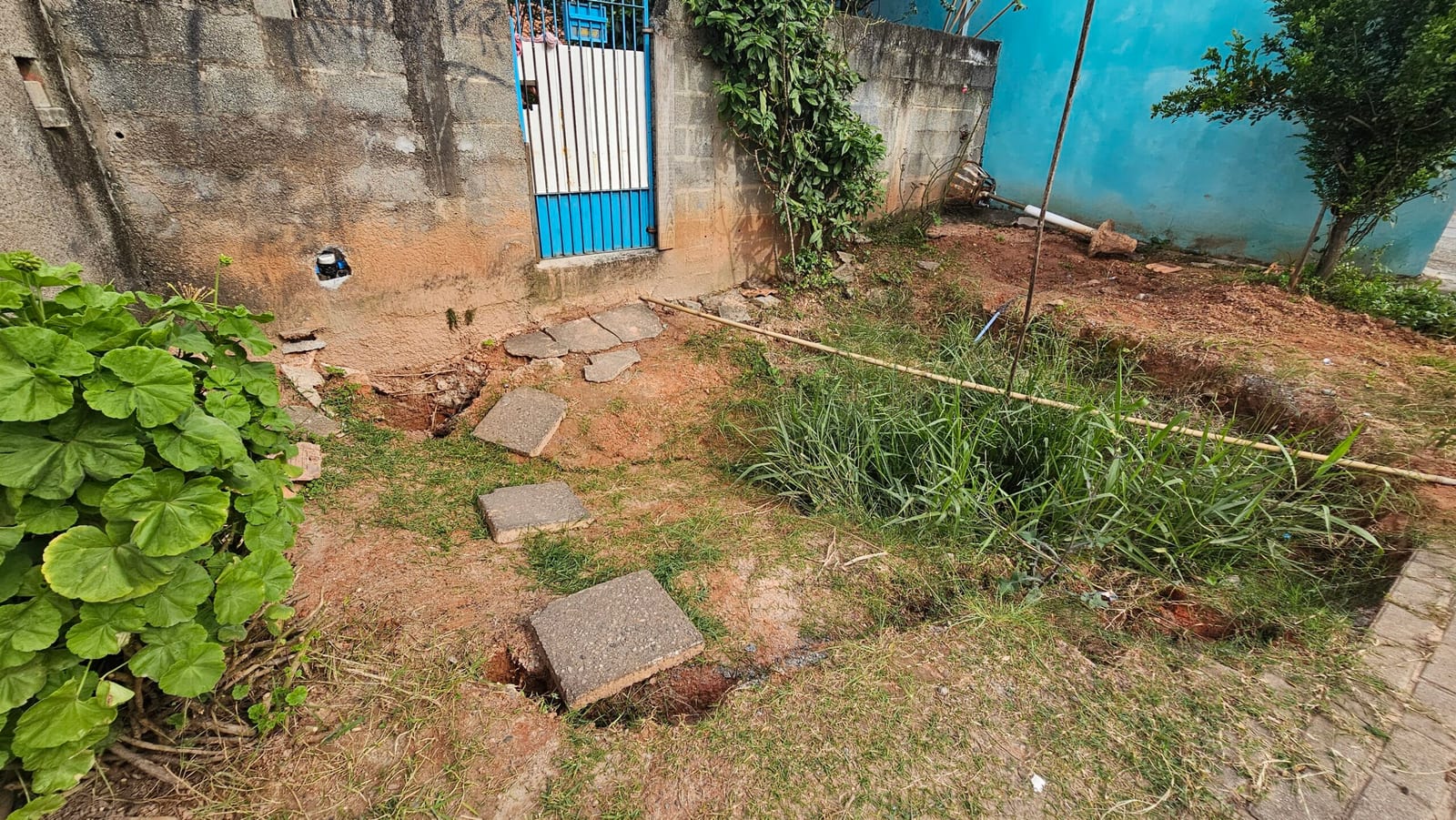 Erosão atinge casas e moradores pedem por respostas