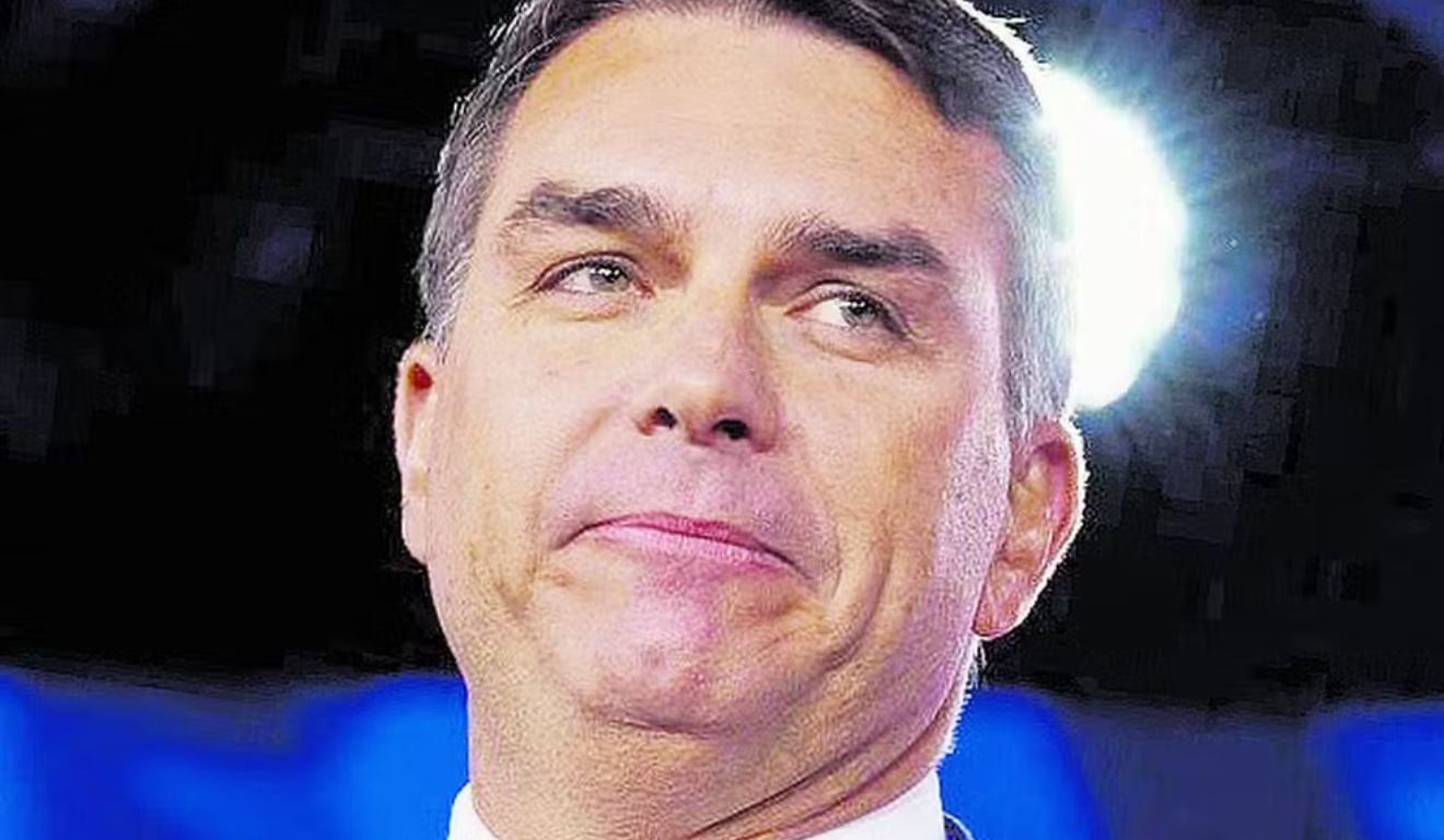 Flávio Bolsonaro promete mudar Constituição para “redemocratizar o país”