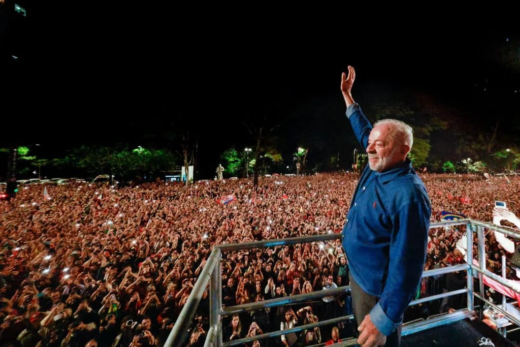 Em virada histórica, Lula derrota extrema direita e se torna referência internacional