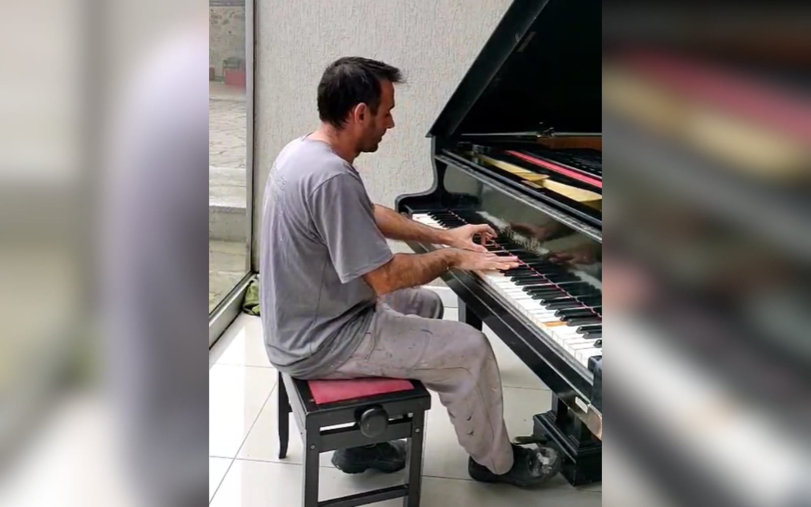 Mestre de obras e fera no piano: Trabalhador chama atenção pelo talento musical na Feevale