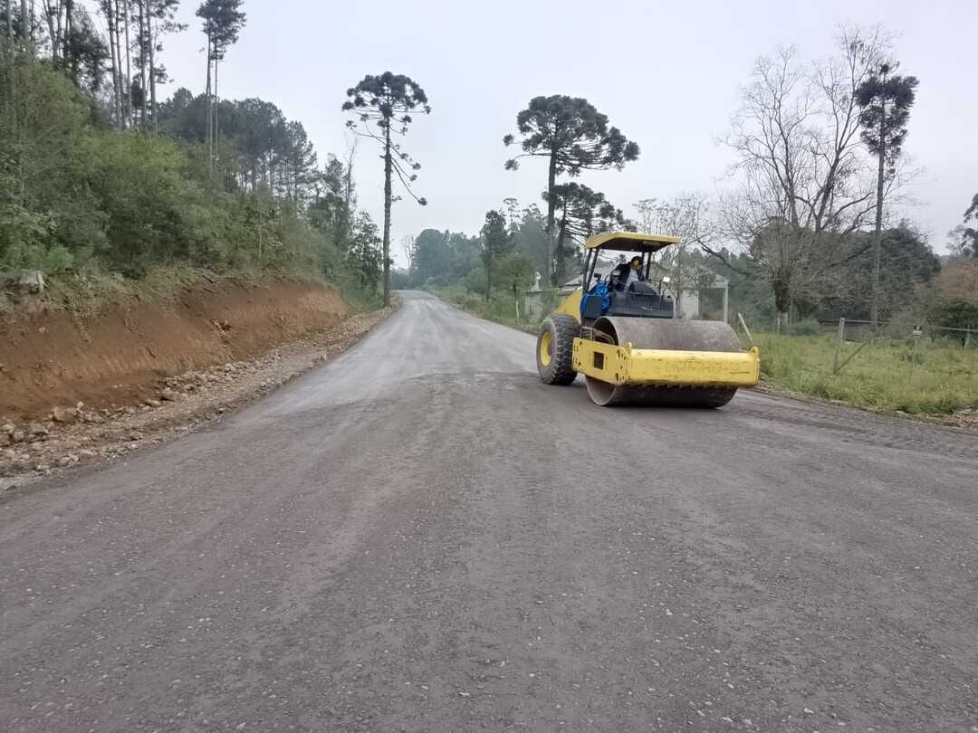 Obras de asfaltamento avançam na Estrada Luiz Carlos Pasa, em Farroupilha