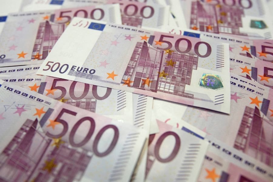 Euro cai à mínima em 17 meses ante dólar com riscos fiscais na França