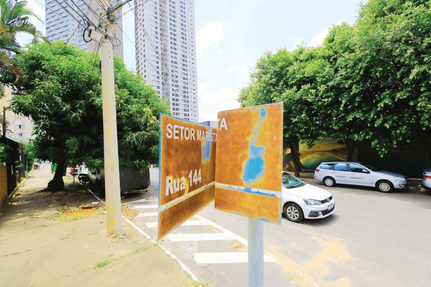 Goiânia inicia projeto de publicidade em placas de rua
