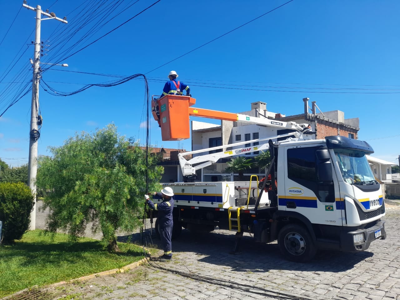 Mutirão recolhe 2,5 toneladas de fios obsoletos no centro de Farroupilha