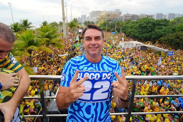 Aliados de Flávio Bolsonaro teriam sido avisados de que senador teria deixado o Brasil