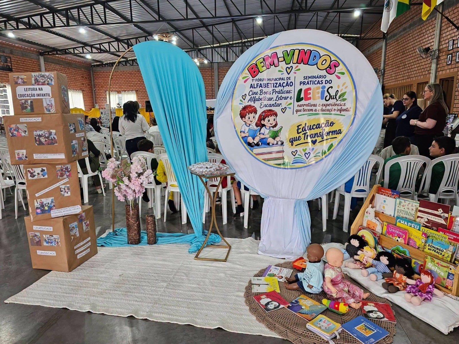 Mostra de trabalhos escolares é destaque no 1º Fórum Municipal de Alfabetização de Segredo