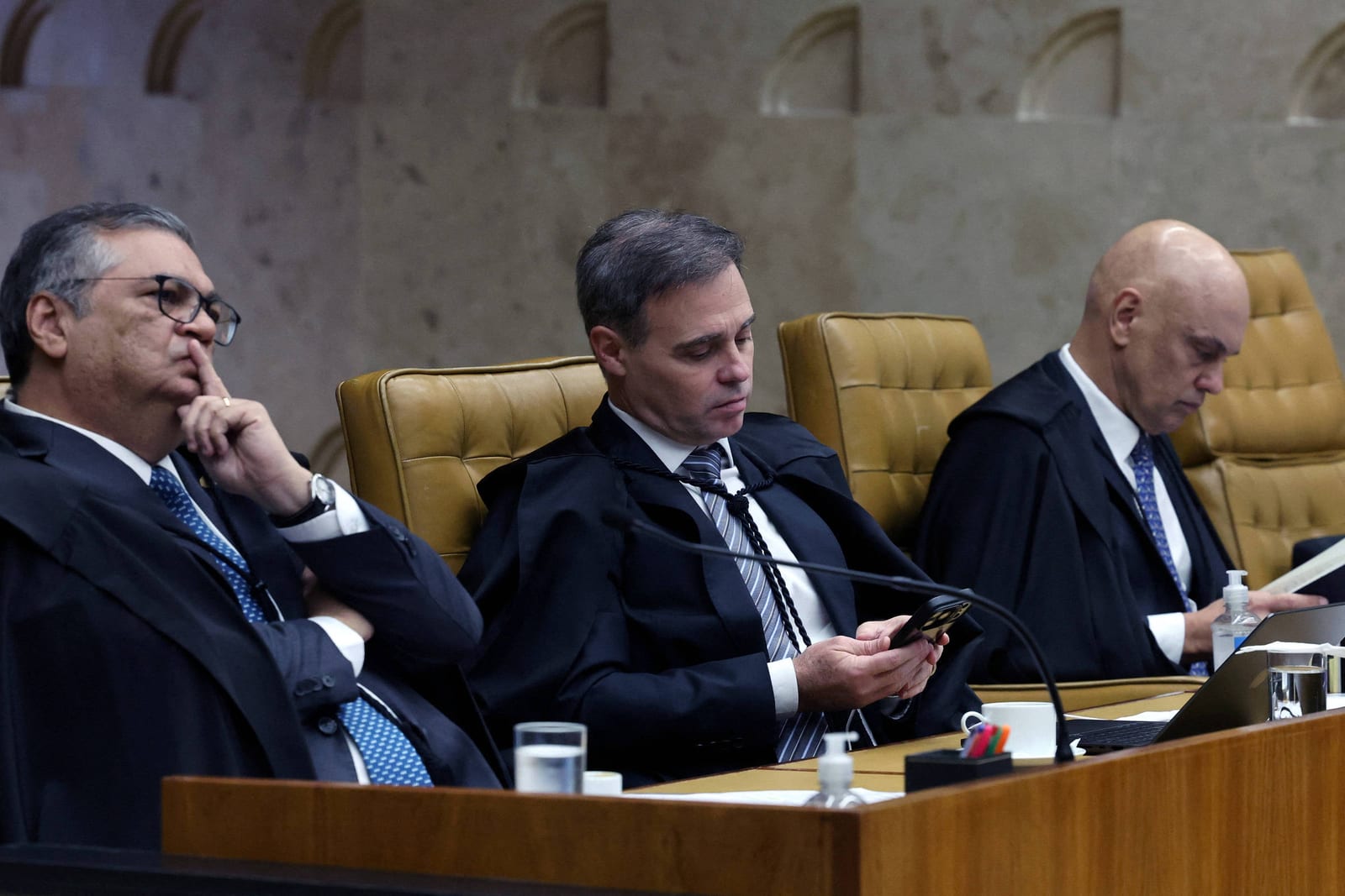 Fachin limitou as ações de Moraes e Mendonça após pressão de governo e colegas