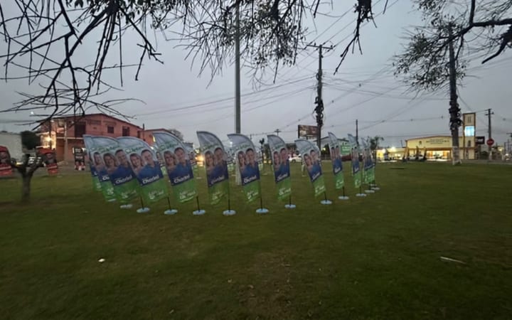 Justiça manda retirar wind banners na entrada de Guaíba