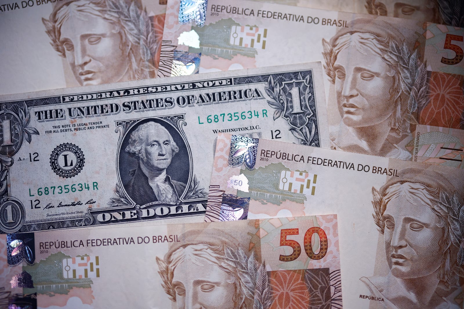 Dólar abre em leve alta, com novos dados de emprego no radar
