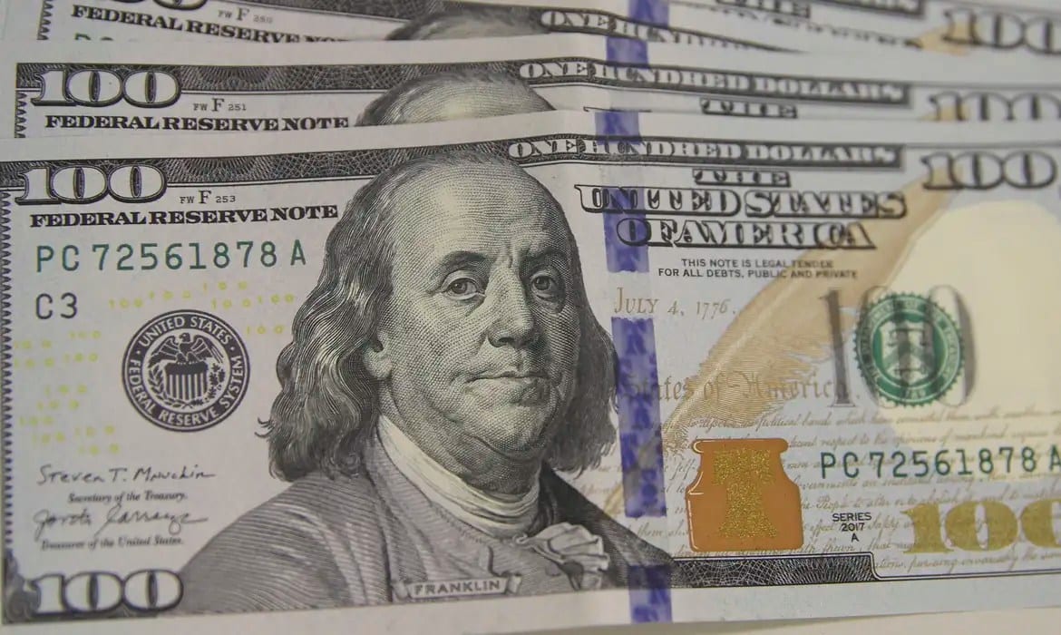 Dólar volta a superar R$ 5 e Ibovespa recua após rali pós-eleitoral