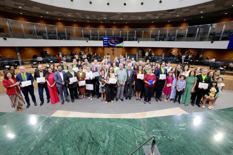 Assembleia homenageia profissionais com Título de Cidadania Goiana e Medalha Pedro Ludovico