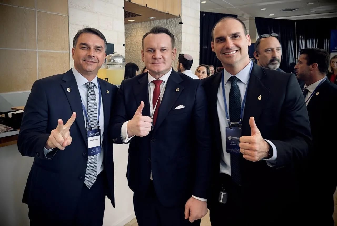 Eurodeputado que ‘caçou’ brasileiras com símbolos do PT é apoiador de Flávio Bolsonaro e disse que o Brasil ‘em breve es