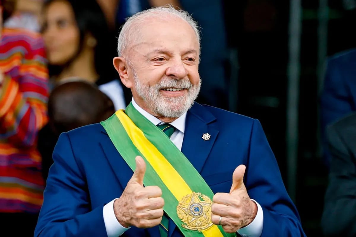 Lula vira disputa, derrota Flávio Bolsonaro e é reeleito Presidente.