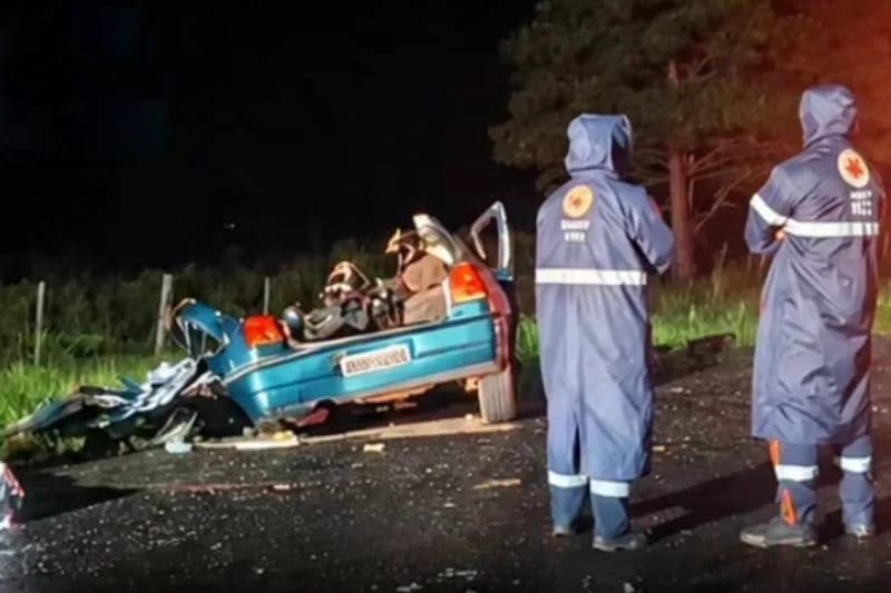 Dois jovens morrem em colisão frontal entre carro e caminhão na Rota do Sol
