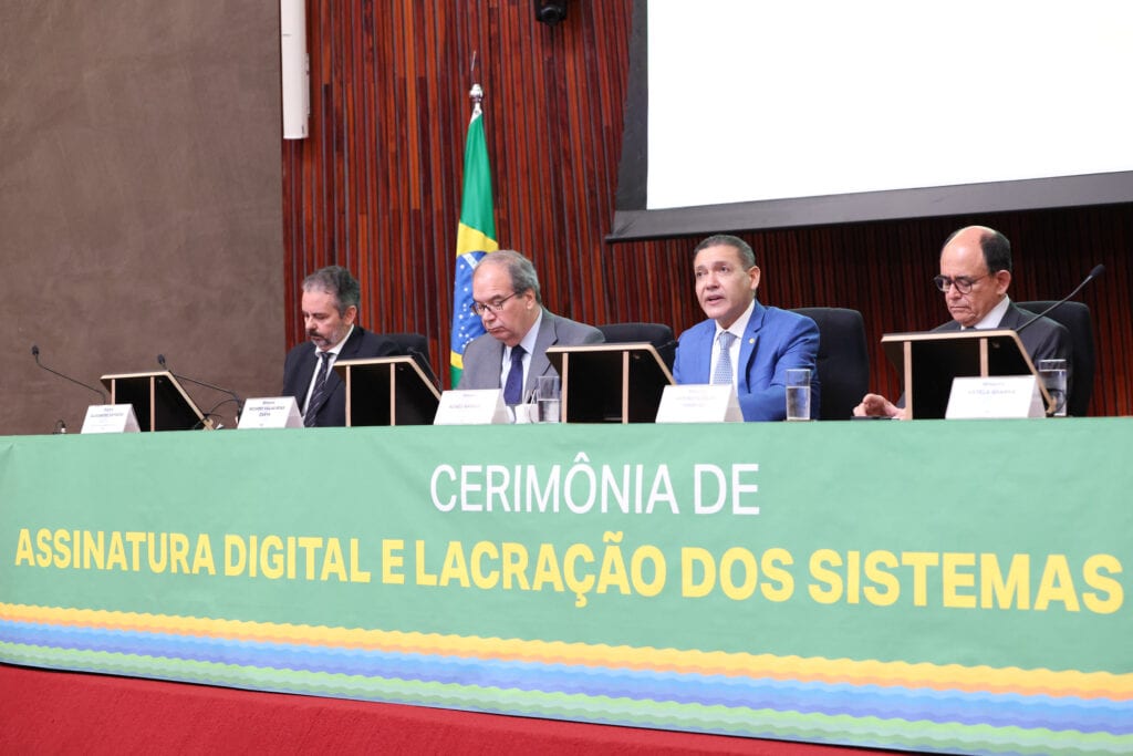 TSE assina digitalmente e lacra sistemas eleitorais em 4/9