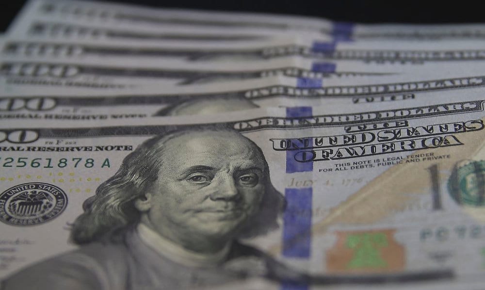 Dólar cai, e bolsa sobe quase 8% após primeiro turno