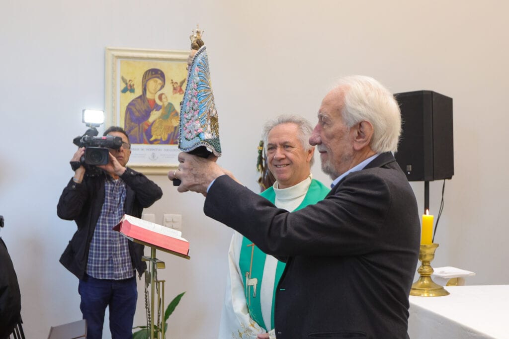 Vice-governador recebe imagem de Nossa Senhora do Rocio no Palácio Iguaçu
