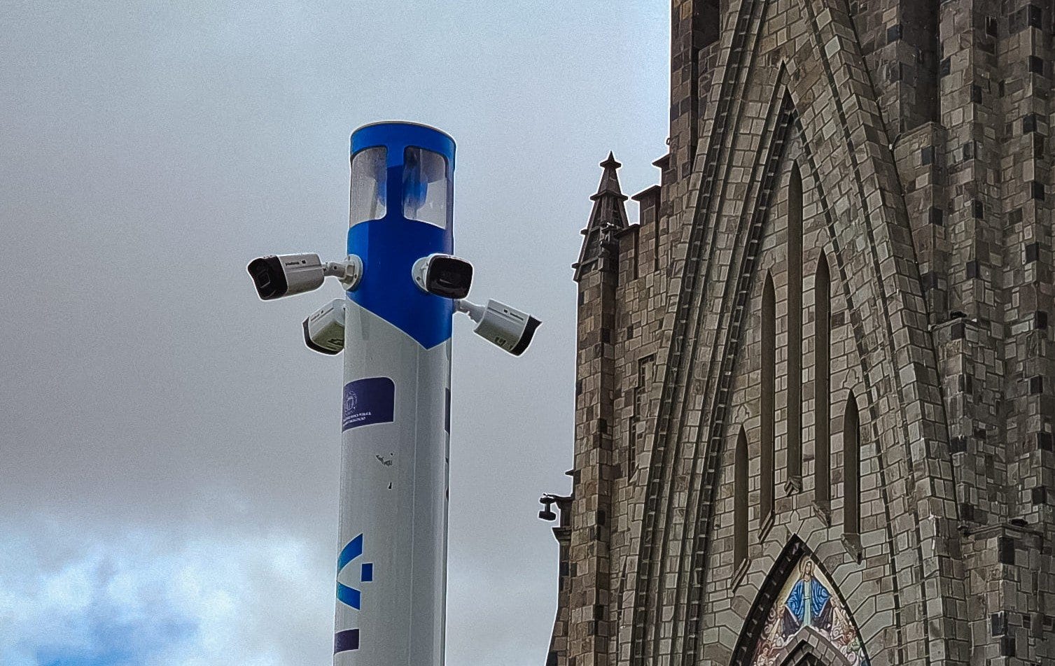 Canela testa totem de monitoramento 24h em frente à Catedral de Pedra