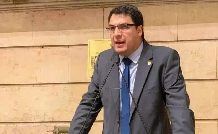 TRE-RJ obriga Paes a dar direito de resposta a Rogério Amorim