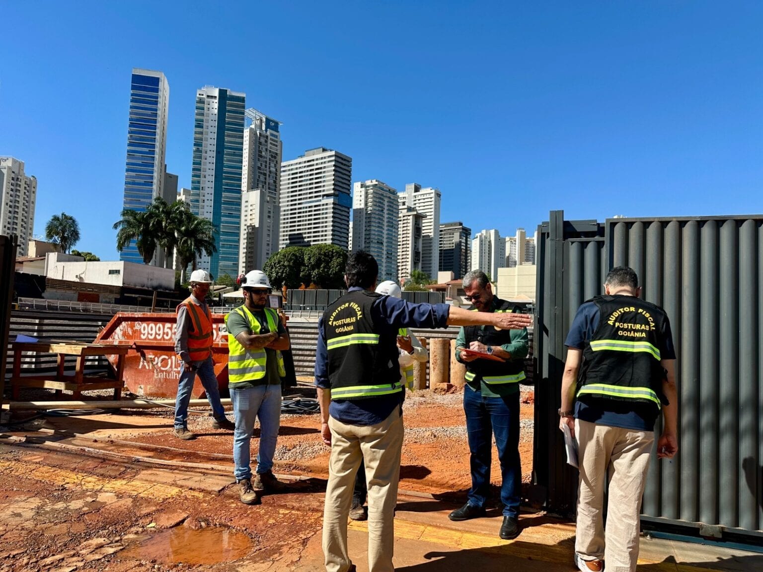 Goiânia autua construtoras por ocupar vias e calçadas em canteiros de obras