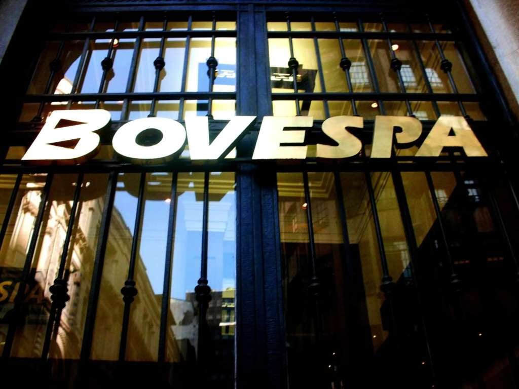 Ibovespa dispara e bate recorde de 206 mil pontos; Dólar cai para R$ 5