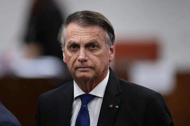 Derrota de Flávio nas eleições torna a liberdade de Jair Bolsonaro mais distante