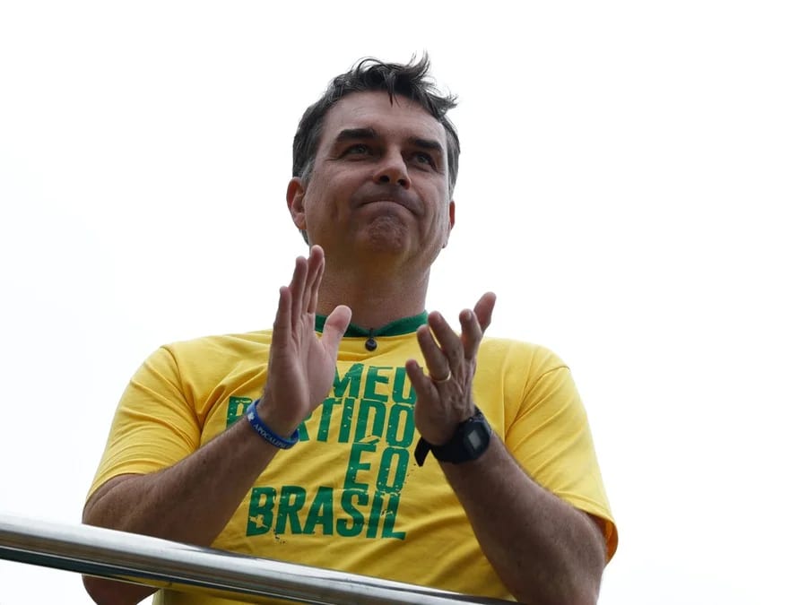 Flávio Bolsonaro não entrega os passaportes à PF no prazo e vai embora para os EUA