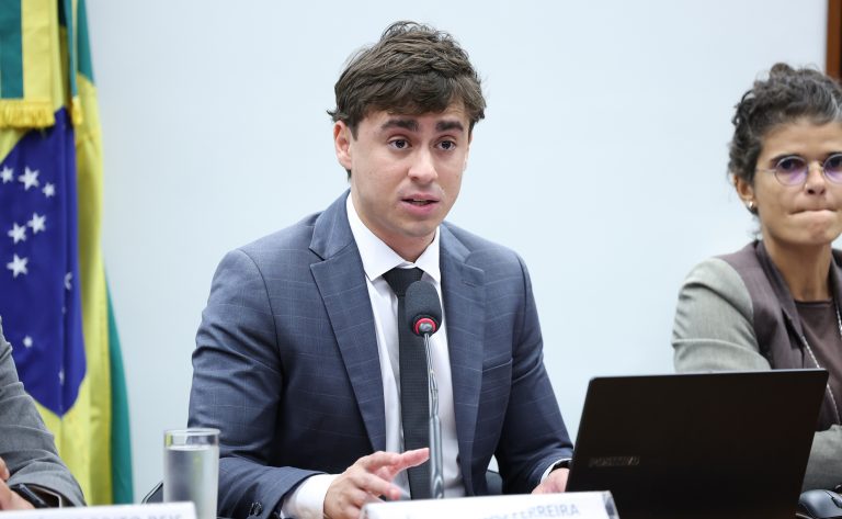Câmara analisa proposta obrigando SUS a aceitar exames privados